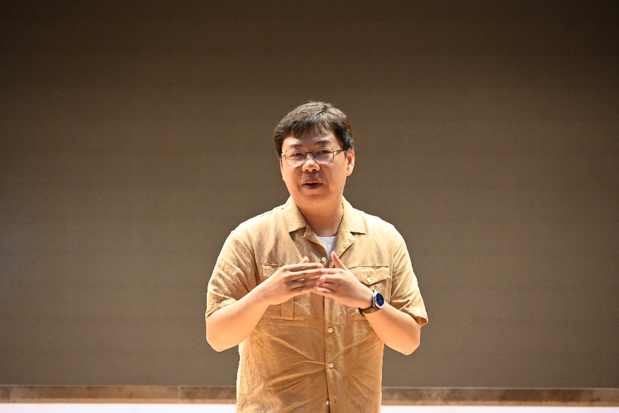 穿白色衣服的人AI 生成的内容可能不正确。 穿白色衣服的人AI 生成的内容可能不正确。