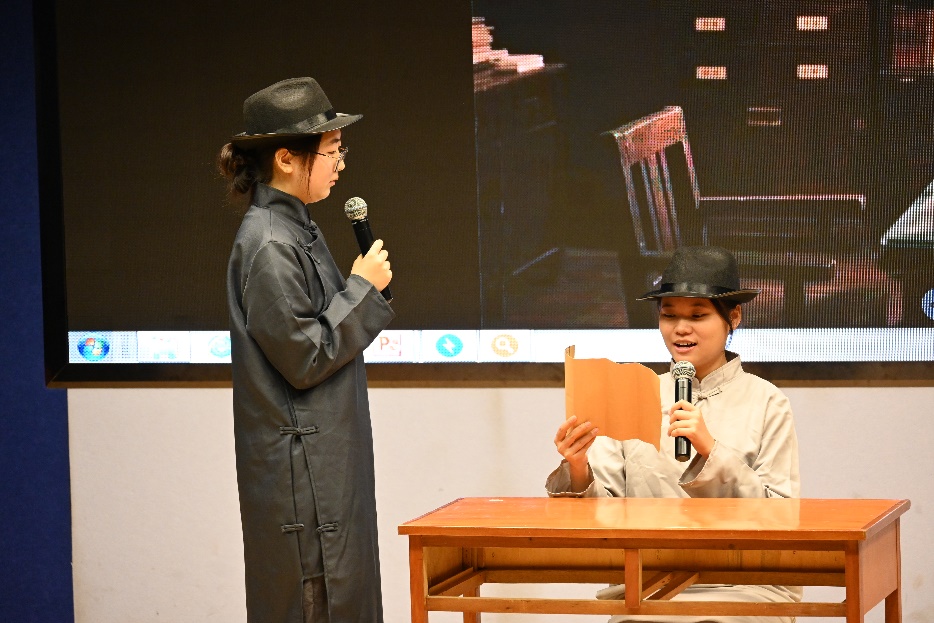 图片包含 桌子, 室内, 男人, 站AI 生成的内容可能不正确。 图片包含 桌子, 室内, 男人, 站AI 生成的内容可能不正确。