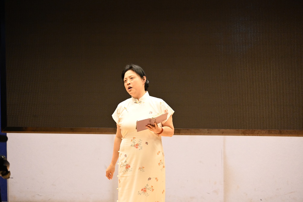 穿裙子的小孩AI 生成的内容可能不正确。 穿裙子的小孩AI 生成的内容可能不正确。