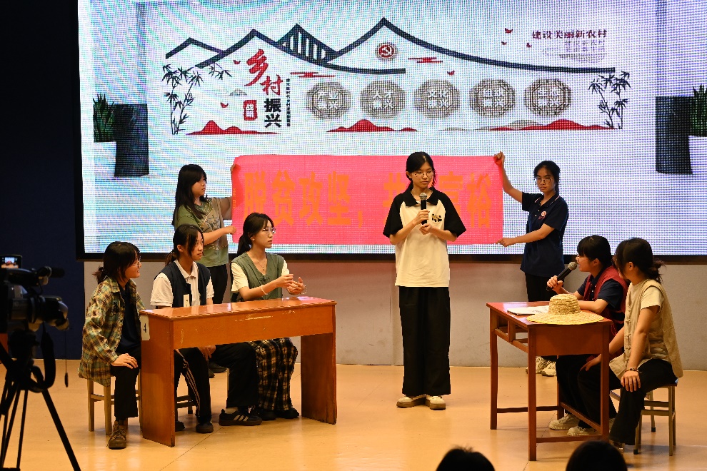 人们在看台上AI 生成的内容可能不正确。 人们在看台上AI 生成的内容可能不正确。